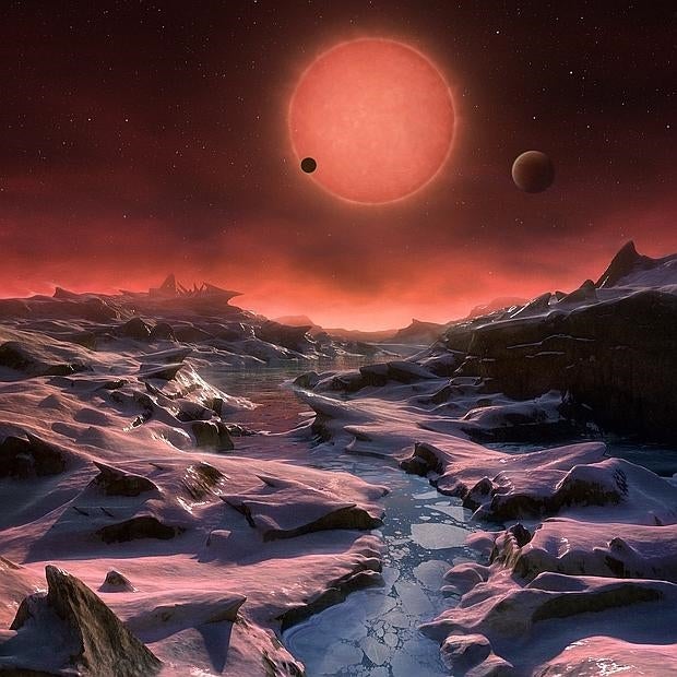 La ilustración muestra cómo serían las vistas de la estrella Trappist-1 desde uno de los tres planetas que forman su sistema