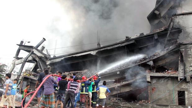Al menos 31 muertos en el incendio de una fábrica textil en Bangladesh