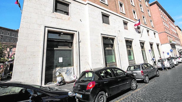 Vista exterior del edificio vaticano que se convertirá en establecimiento de fast-food