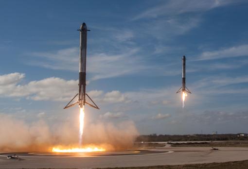 Aterrizaje sincronizado de dos cohetes del Falcon Heavy después de viajar al espacio