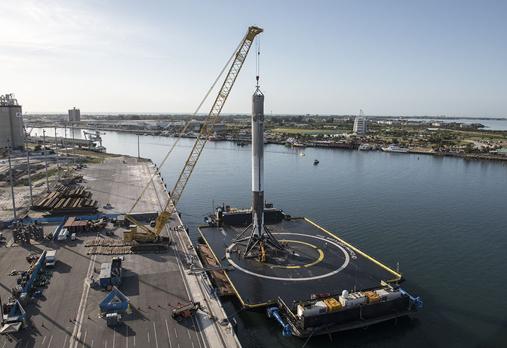 Plataforma robótica «Of course I still love you». La fase inferior central del Falcon Heavy debía aterrizar ahí, pero se estrelló en el mar
