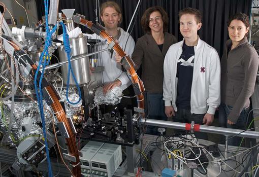 Varios investigadores (de izquierda a derecha, Claudio Cirelli, Ursula Keller, Adrian Pfeiffer y Petrissa Eckle), junto al atto-reloj