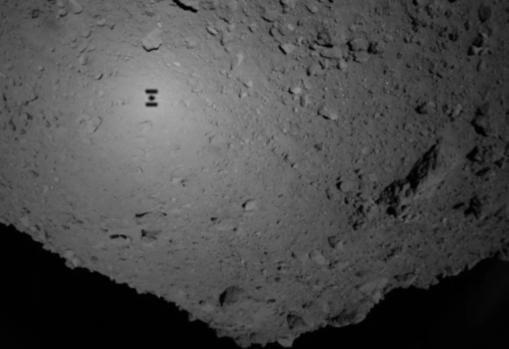 Imagen captada por Hayabusa 2 de su sombra sobre Ryugu