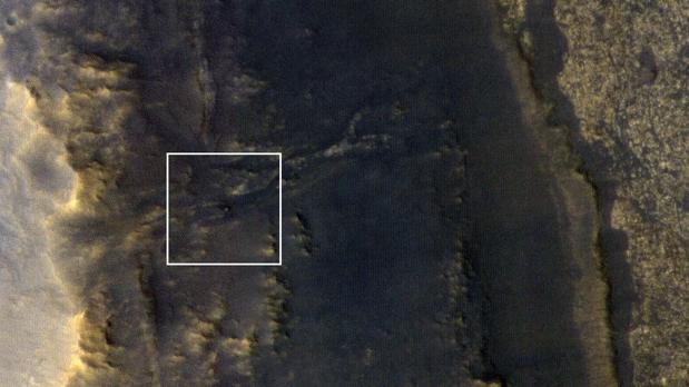 El rover Opportunity, en el centro de este cuadrado blanco, fotografiado por la sonda MRO después de que la tormenta se haya despejado