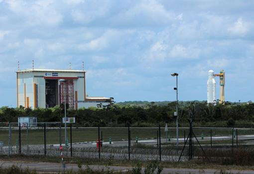 Ariane 5 que lanzará la BepiColombo el próximo 20 de octubre. Aún falta por ensamblar la «nariz» del cohete, donde está la sonda