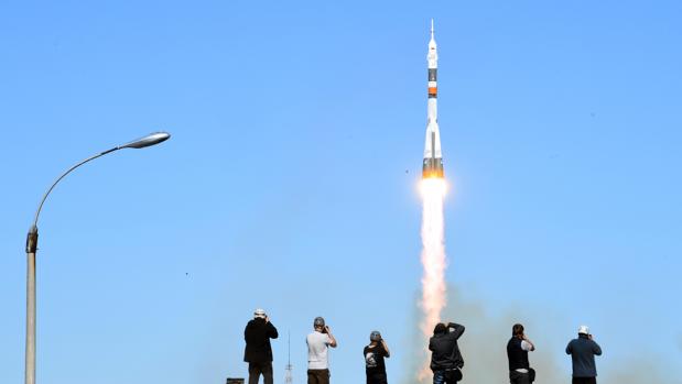 Despegue del cohete MS-10 transportando la cápsula Soyuz con dos tripulantes a bordo, momentos antes del fallo y del aterrizaje de emergencia