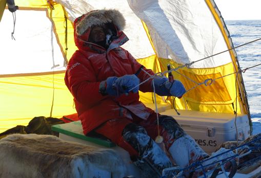 Ramón Larramendi dirigiendo la cometa del trineo de viento