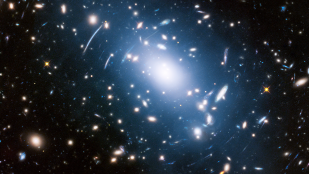 Los astrónomos han descubierto que la asociación de la luz intracumular -luz tenue de la imagen- y la materia oscura