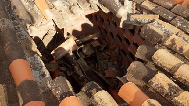 El agujero en el tejado de la vivienda provocado por el misterioso objeto