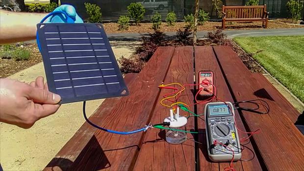 Prototipo del dispositivo. Es capaz de producir hidrógeno con energía solar por medio de la electrolisis de agua marina