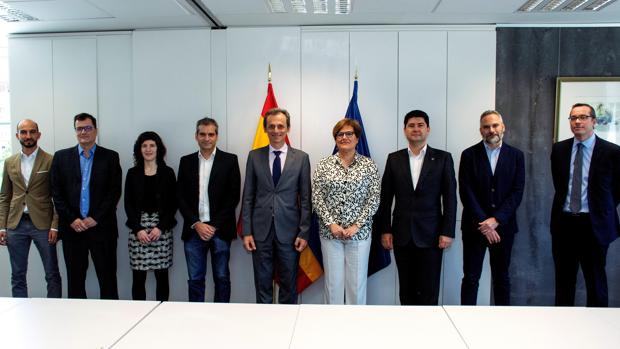 El ministro de Ciencia, Innovación y Universidades, Pedro Duque (c), posa en el acto de constitución oficial de la Academia Joven de España que es una nueva institución que representa a los científicos jóvenes españoles que trabajan fuera y dentro del país