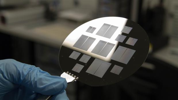 Oblea de silicio con los microchips en los que se trabaja en la Sala Blanca de la UPC