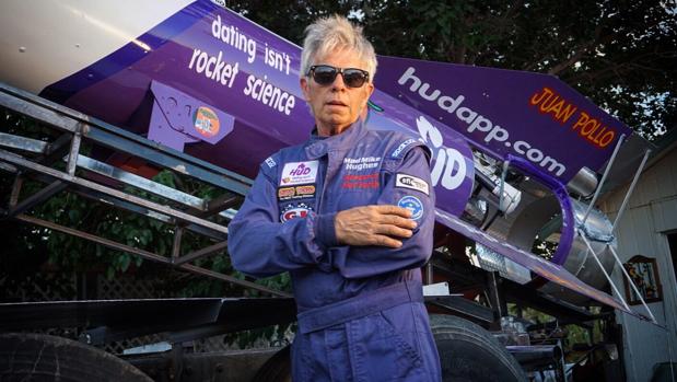 Mad Mike Hughes posa junto al cohete que ha fabricado en su casa