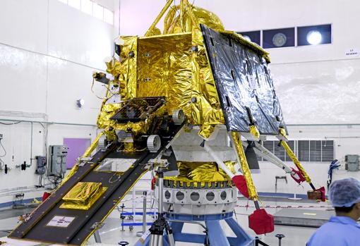 El aterrizador Vikram y el rover Pragyan, sobre la rampa de descenso, durante la preparación de la misión
