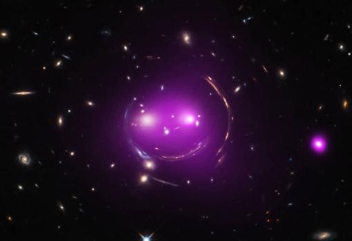 «El gato de Chesire», un grupo de galaxias en el que se puede apreciar el efecto de la lente gravitacional, por el que la masa desvía los rayos de luz procedentes de objetos más lejanos y distorsiona el fondo de la imagen