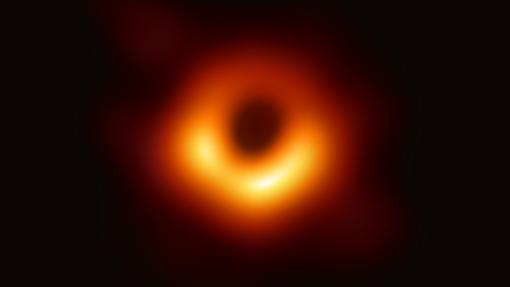 La primera fotografía de una agujero negro. Dicho objeto está en la galaxia M87, a 55 millones de años luz de la Tierra