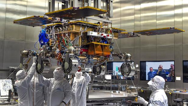 El rover de la misión ExoMars en las instalaciones de Airbus España