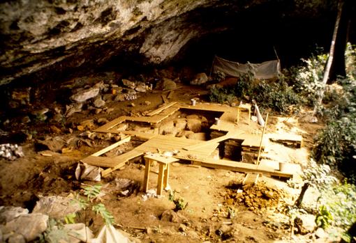 Vista general de la excavación de Shum Laka en Camerún