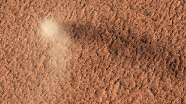 Captan una impresionante imagen de un «diablo del polvo» en Marte