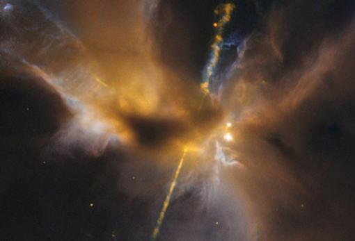 Justo a tiempo para el lanzamiento de la película «Star Wars Episodio VII: El despertar de la fuerza», el Hubble fotografiaba lo que parece un sable de luz cósmico de doble hoja. Es una estrella recién nacida en la nebulosa Herbig-Haro 24 (HH24) oculta a la vista directa.