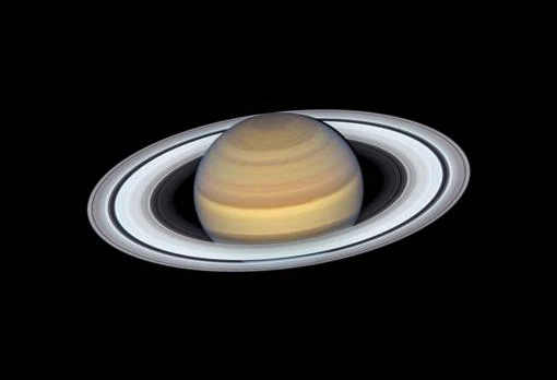 Vistas del sistema de anillos de Saturno y detalles de su atmósfera