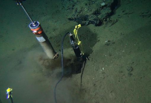 Fotografía tomada de ALVIN, un sumergible tripulado de investigación en las profundidades del océano, que toma núcleos de sedimentos en el fondo del océano del Afloramiento de Dorado en 2014