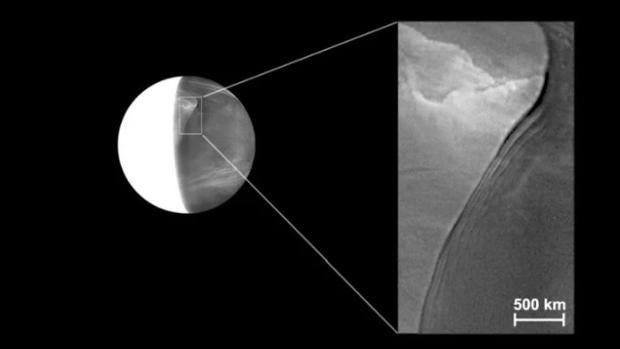 Detalle de la estructura. Es similar a algunas ondas de gravedad observadas en la Tierra