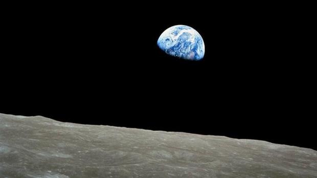 Una de las primeras fotografías de la Tierra desde la órbita de la Luna