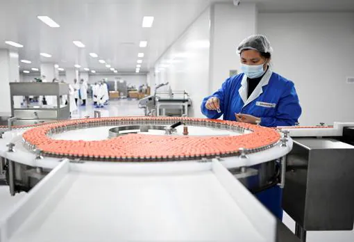 Un empleado trabaja en la fabrica de Sinovac, una de las compañías chinas que está desarrollando vacunas para el coronavirus, el pasado 24 de septiembre