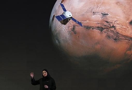 Sarah Amiri, directora adjunta del proyecto de una misión planeada en los Emiratos Árabes Unidos a Marte, habla sobre la misión 'Hope' durante una ceremonia en Dubai en 2015