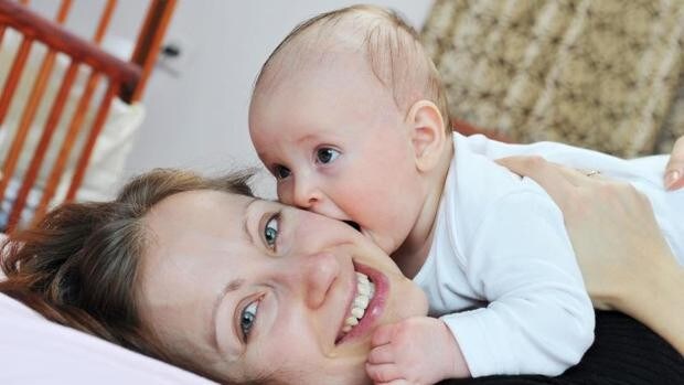 Los bebés confían más en las personas con las que intercambian saliva