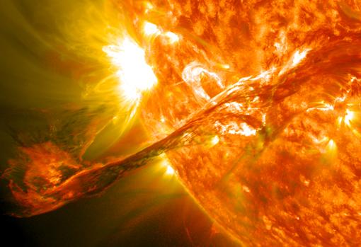 El 31 de agosto de 2012, un largo filamento de material solar que había estado flotando en la atmósfera del sol, la corona, estalló en el espacio