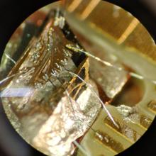 Una de las muestras de diamantes. Las estructuras de oro en la superficie del diamante permiten el control del procesador cuántico