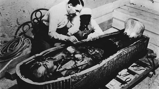 Howard Carter ante el sarcófago de Tutankamón