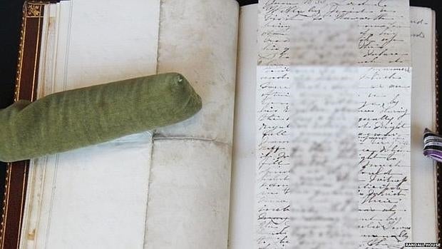 Uno de los fragmentos de textos hallados en el interior de un libro