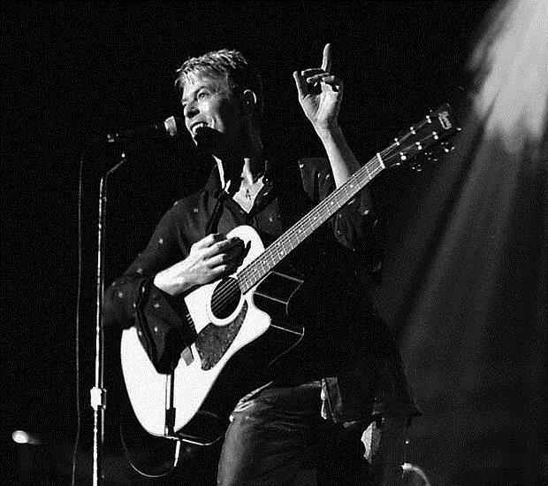 Bowie, durante su concierto en Zaragoza en 1997