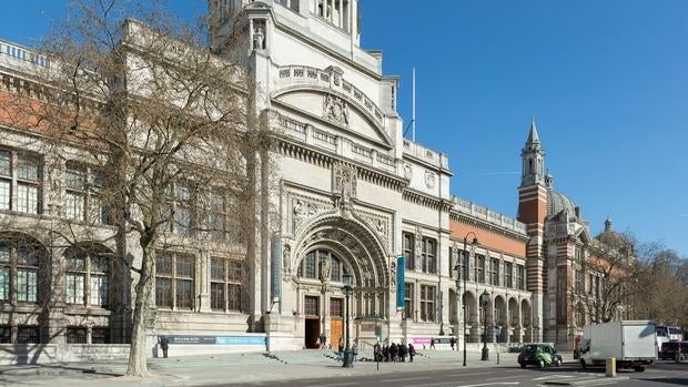 Entrada de la actual sede del museo Victoria & Albert, en Londres
