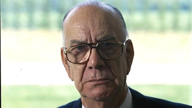 Camilo José Cela durante una entrevista