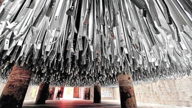 Instalación realizada por Alejandro Aravena con material reciclado de la anterior Bienal