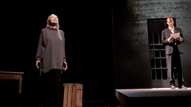 Nuria Espert y Edu Soto, en una escena de «Incendios»