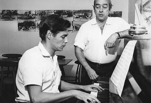 Jobim, al piano junto a Vinícius de Moraes
