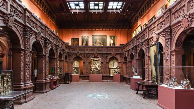 Sala principal de la Hispanic Society, con algunos de sus tesoros expuestos