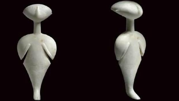 Dos imágenes de la estatuilla calcolítica Guennol Stargazer
