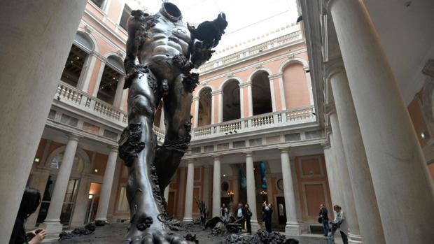 «Demonio con un cuenco», de Damien Hirst, en el vestíbulo del Palazzo Grassi, una de las dos sedes de la Colección Pinault en Venecia
