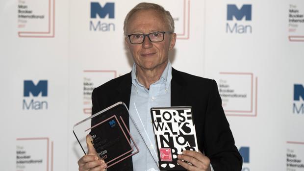 El escritor israelí David Grossman sostiene el premio Booker International, que ha logrado en su edición de 2017