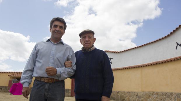 Victorino padre e hijo, en la finca «Las Tiesas», en mayo de 2015