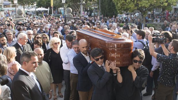 El féretro es portado a hombros camino de la Iglesia
