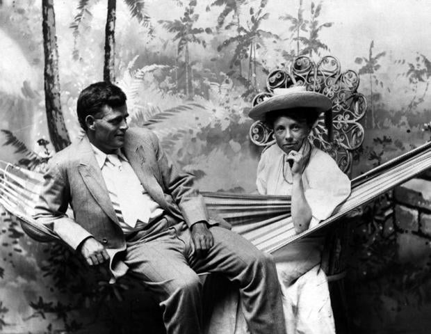 Jack London con su segunda esposa, la también escritora Charmian London, durante un viaje que hicieron a Hawái