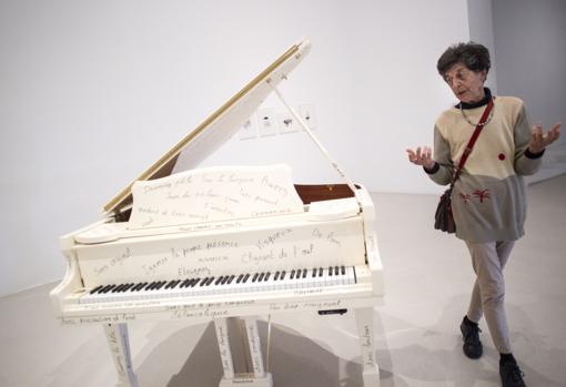 La artista junto a su «Piano Satie»