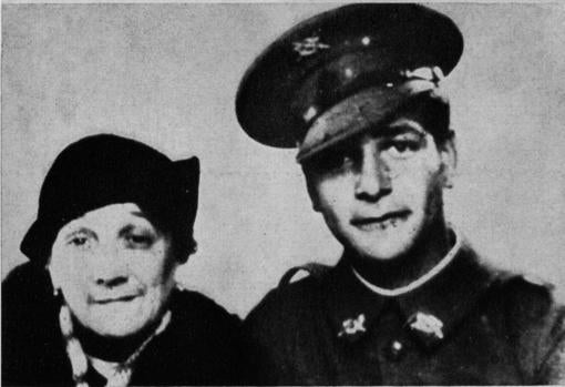 Caridad Mercader y su hijo Ramón
